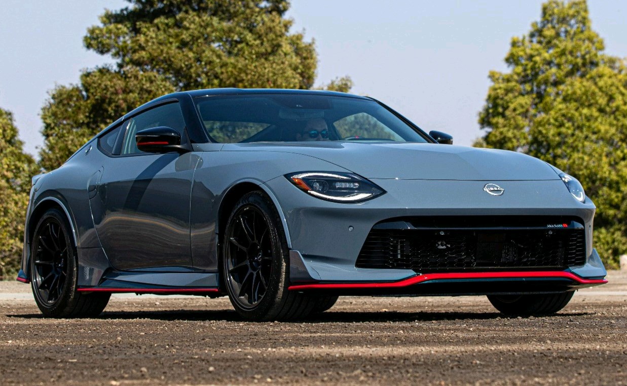 Nissan Z Heritage Edition 2024 cố gắng thu hút sự chú ý với kiểu dáng cổ điển